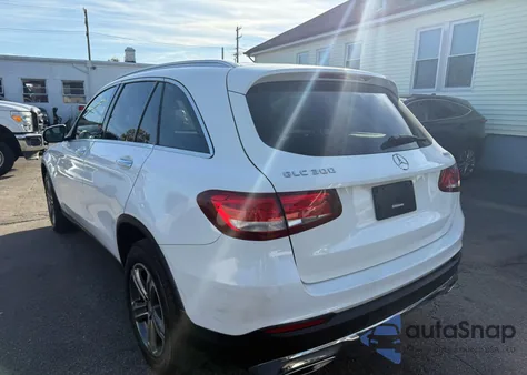 2016 Mercedes-Benz Glc 300 4Matic z USA, uszkodzony, nr VIN WDC0G4KB3GF063656